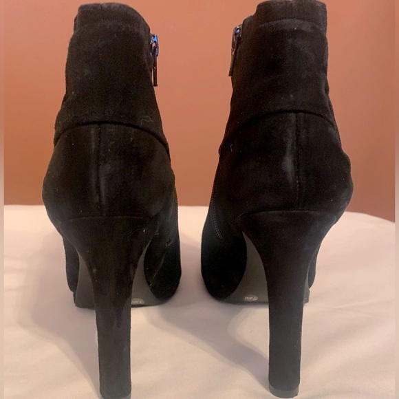 Gianni Bini Leather Suede Bootie With Bow on one Side . Zipper the other side. - Picture 4 of 8